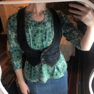3/$25 Green and white floral 3/4 sleeve top with a relaxed fit floral
